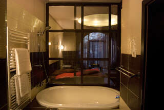 Отель Hotel Larissa Тимишоара VIP-номер с кроватью размера "king-size"-1