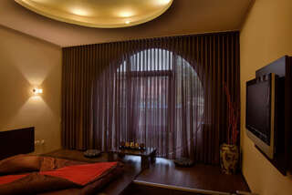 Отель Hotel Larissa Тимишоара VIP-номер с кроватью размера "king-size"-2